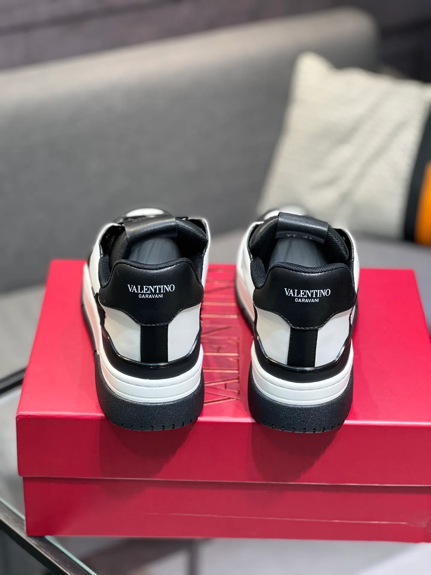 Men's Men's Shoes 💰660 Valentino 2023 early autumn new star shoes are now online! Wang Hedi and Ren Jialun have been worn by many celebrities. Who can refuse the same couple shoes as Wang Hedi! The design of Stars Stab My Heart is cool and spicy. The material of the shoes is cowhide, and every color is beautiful! Size 35-40, men’s size 39-44 (women’s 41, men’s 38, 45🉑️customized)